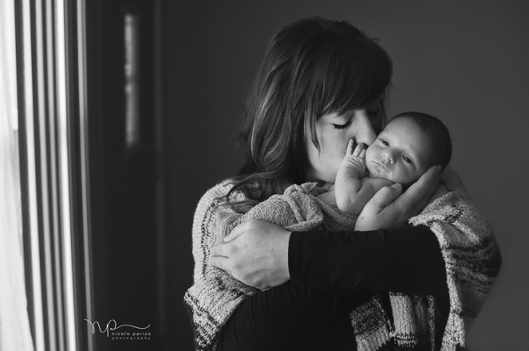 Nicole Parizo Photography | Chicago Newborn Photographer | sweet mama kisses