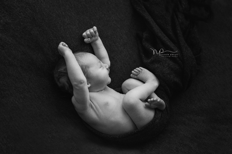 Nicole Parizo Photography | Chicago Newborn Photographer | newborn stretching